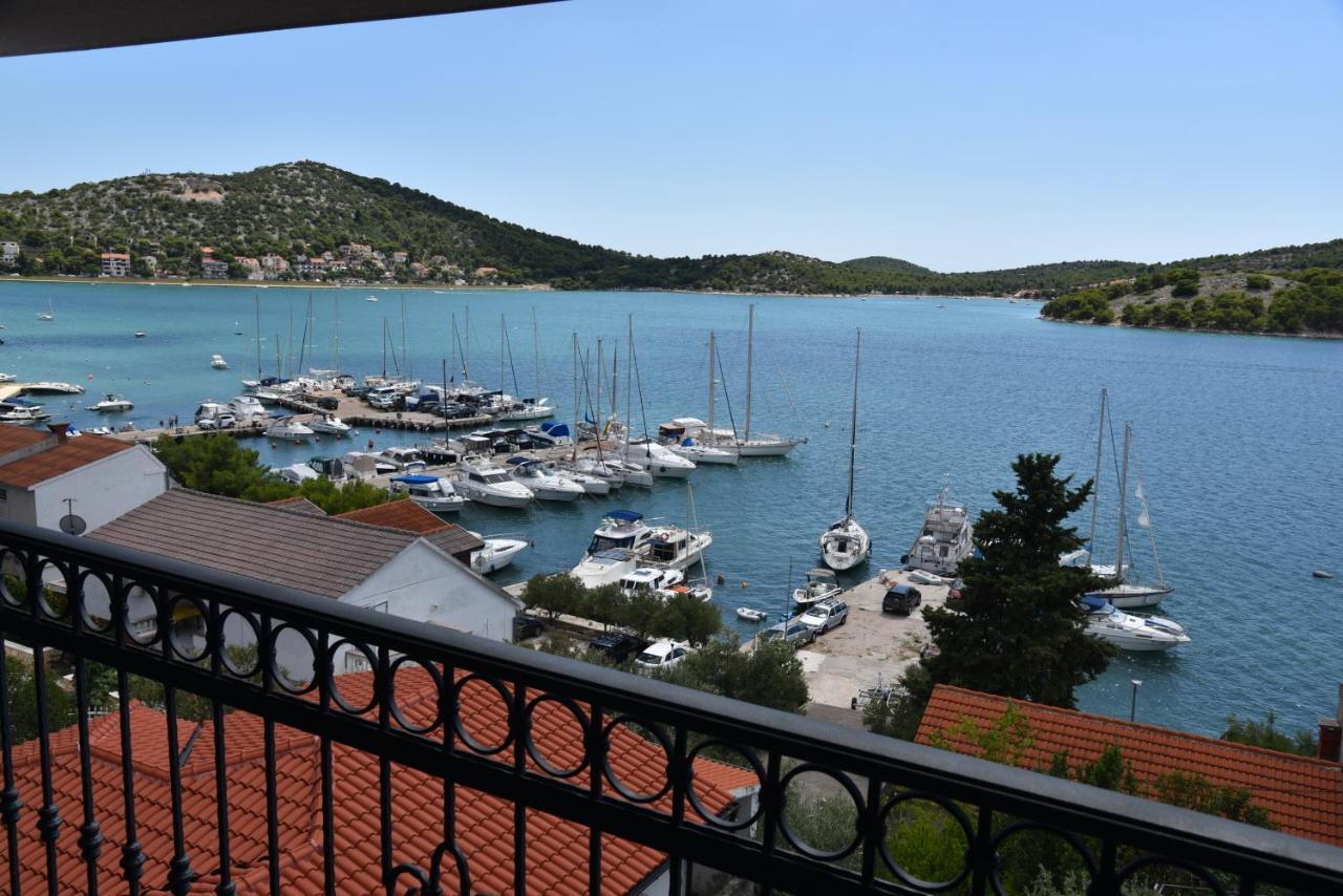 Villa Pina Appartment Chantos Tisno Bagian luar foto